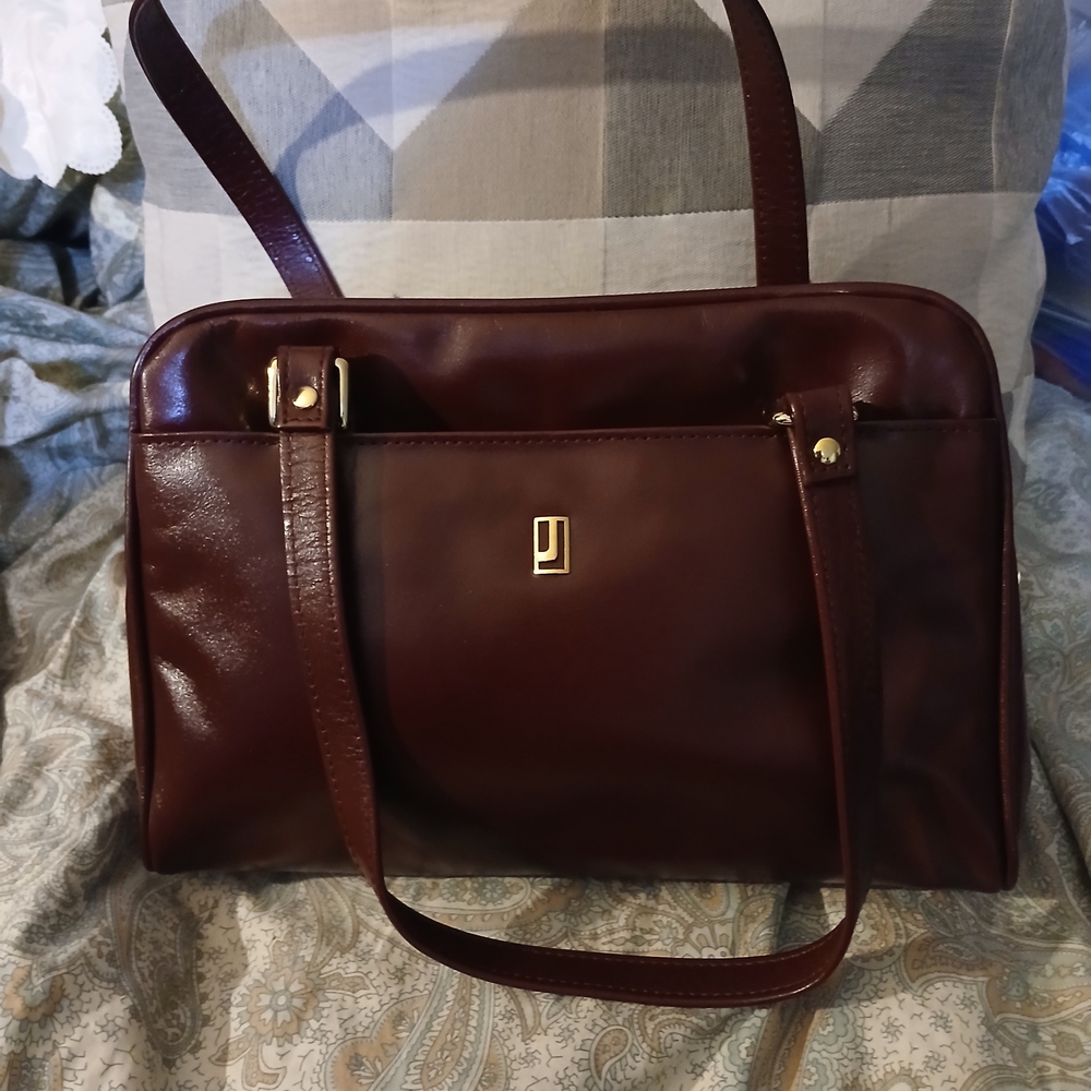Sophisticated Brown and Gold Shoulder Bag with Timeless Design